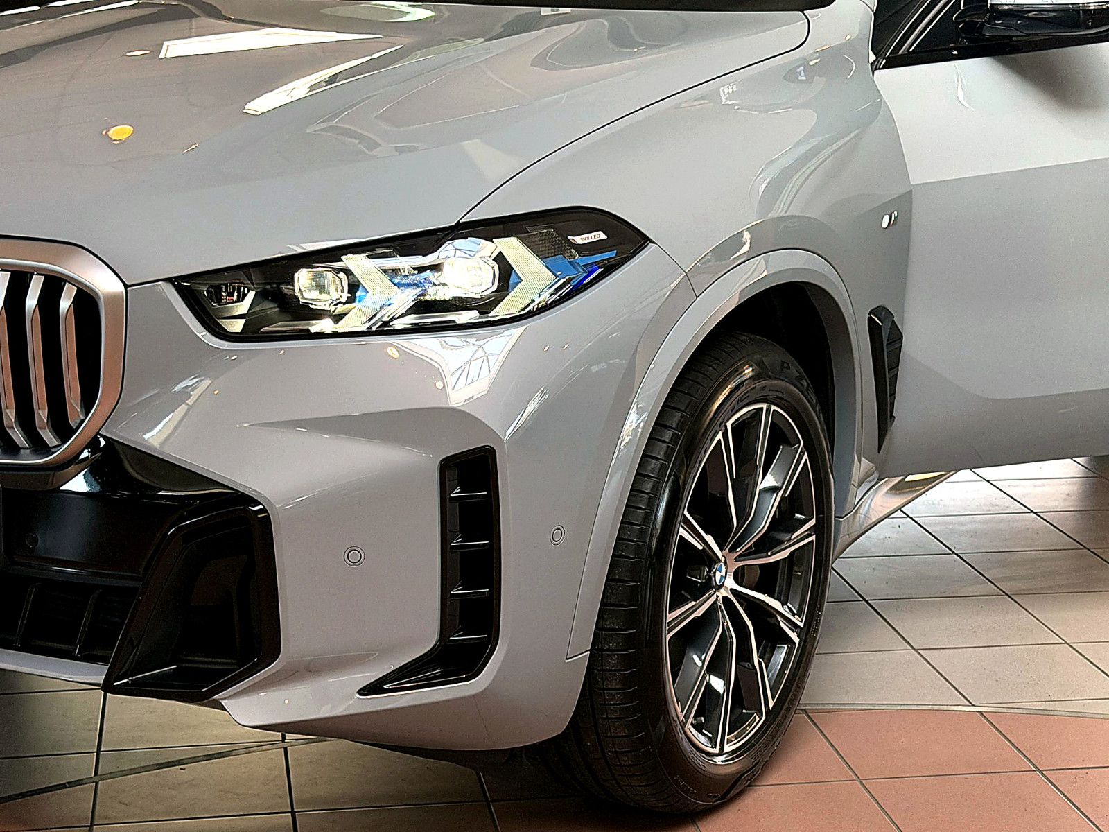 Fahrzeugabbildung BMW X5 30 d xDrive M Sport/HEAD-UP/360°/SOUND/AMBIEN