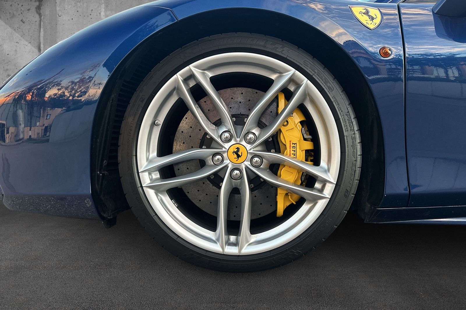 Fahrzeugabbildung Ferrari 488 GTB*Carbon*Daytona*Lift*dt.Fzg*Blu TDF