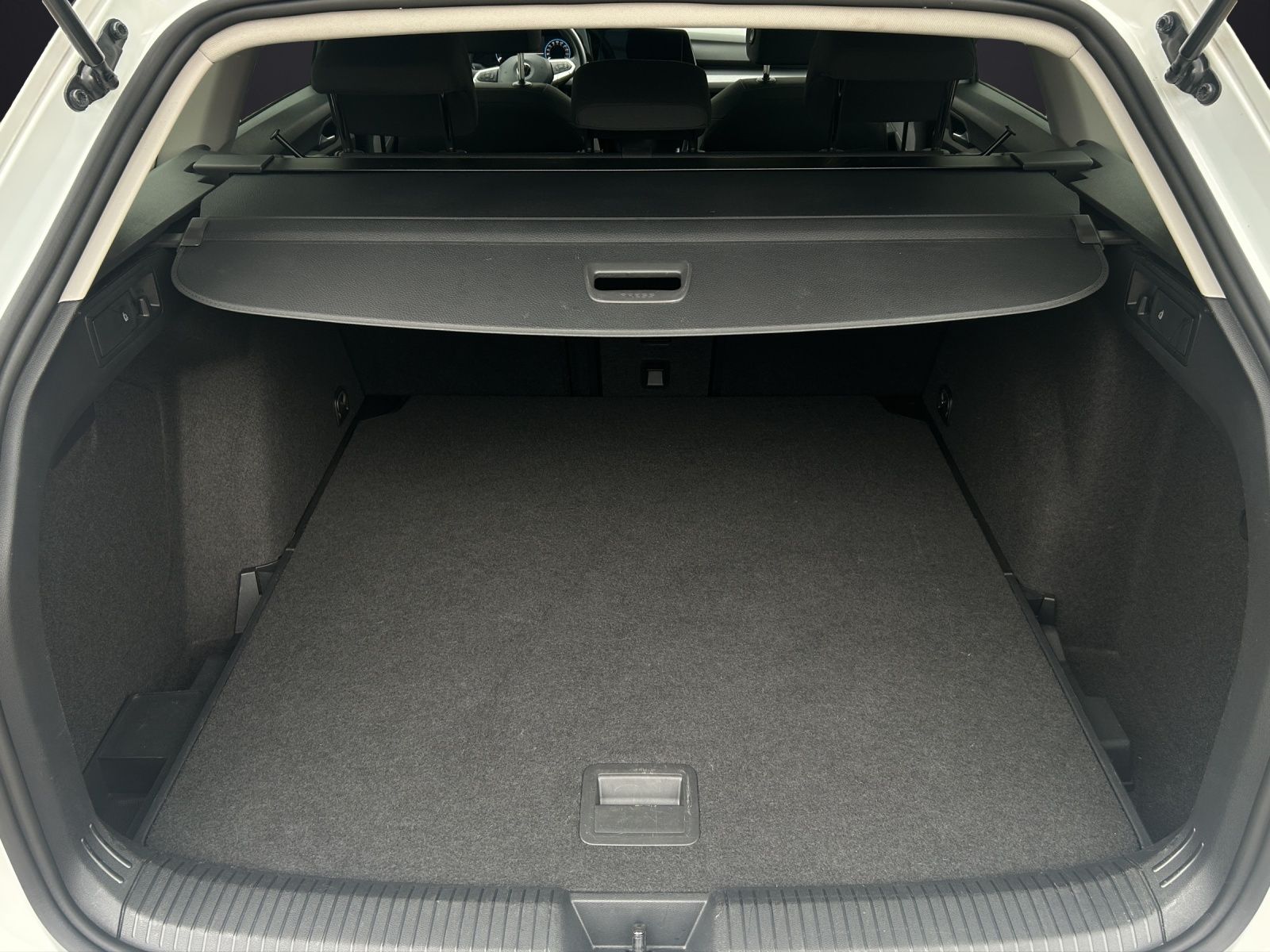 Fahrzeugabbildung Volkswagen Golf VIII Variant Style eTSI DSG LED+ ACC SH LRH