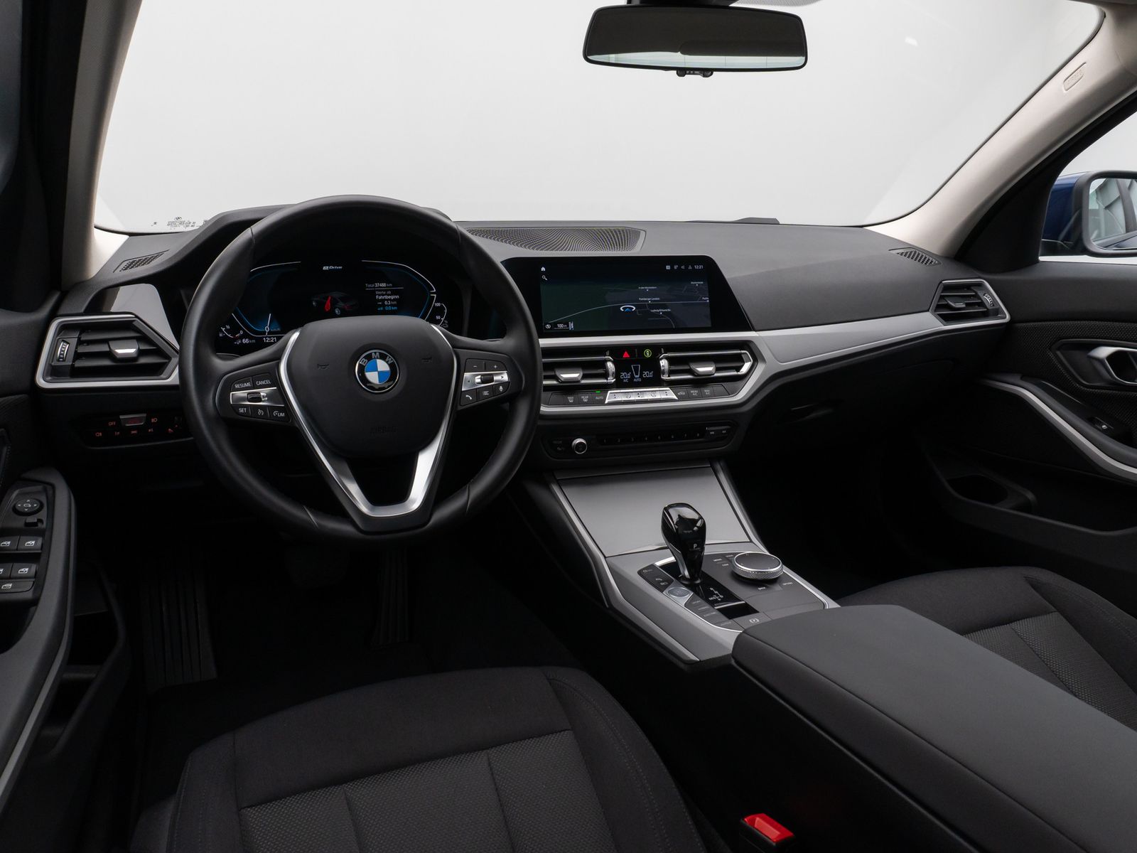 Fahrzeugabbildung BMW 330e  CockPitPro PDC Alarm Geschwindigkeitsreg