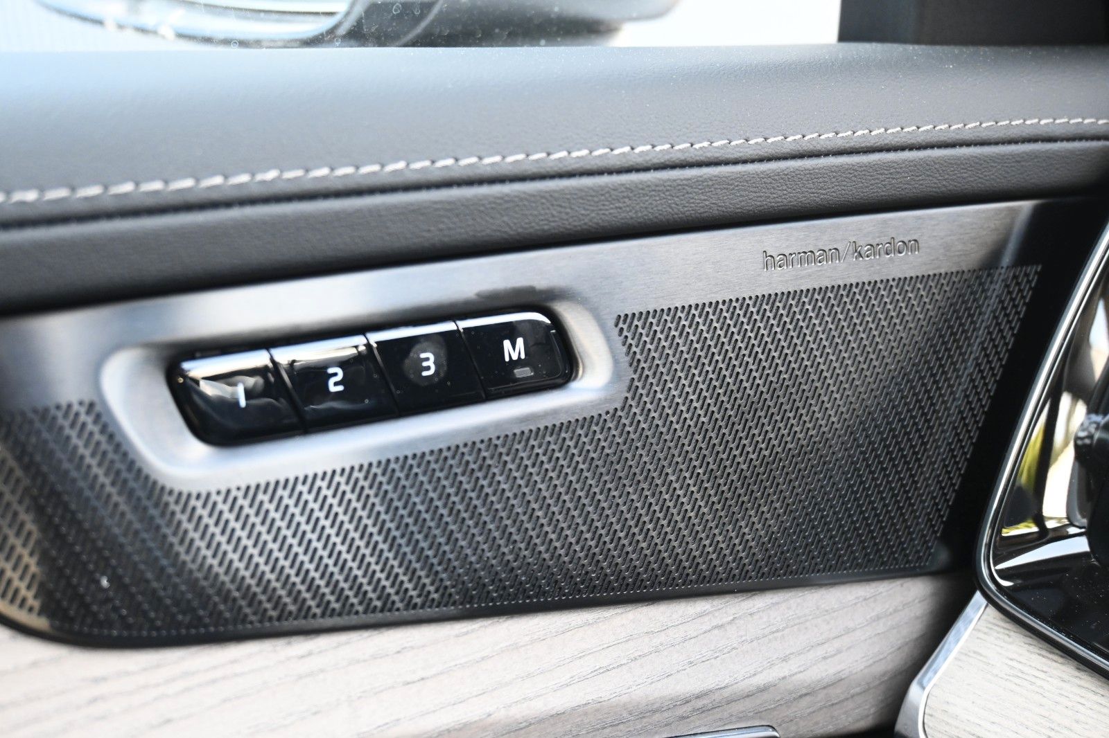 Fahrzeugabbildung Volvo XC90 T8 RC AWD Plus Dark*STDHZG*360°*ACC*