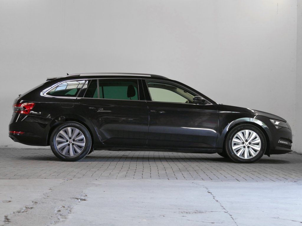 Fahrzeugabbildung SKODA Superb  2.0 TDI Premium Edition SHZ Navi PDC