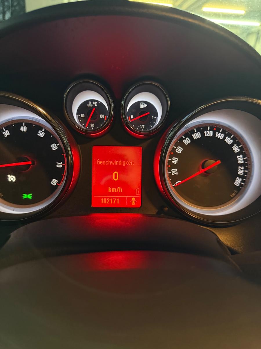 Opel Astra 2011 — photo 15