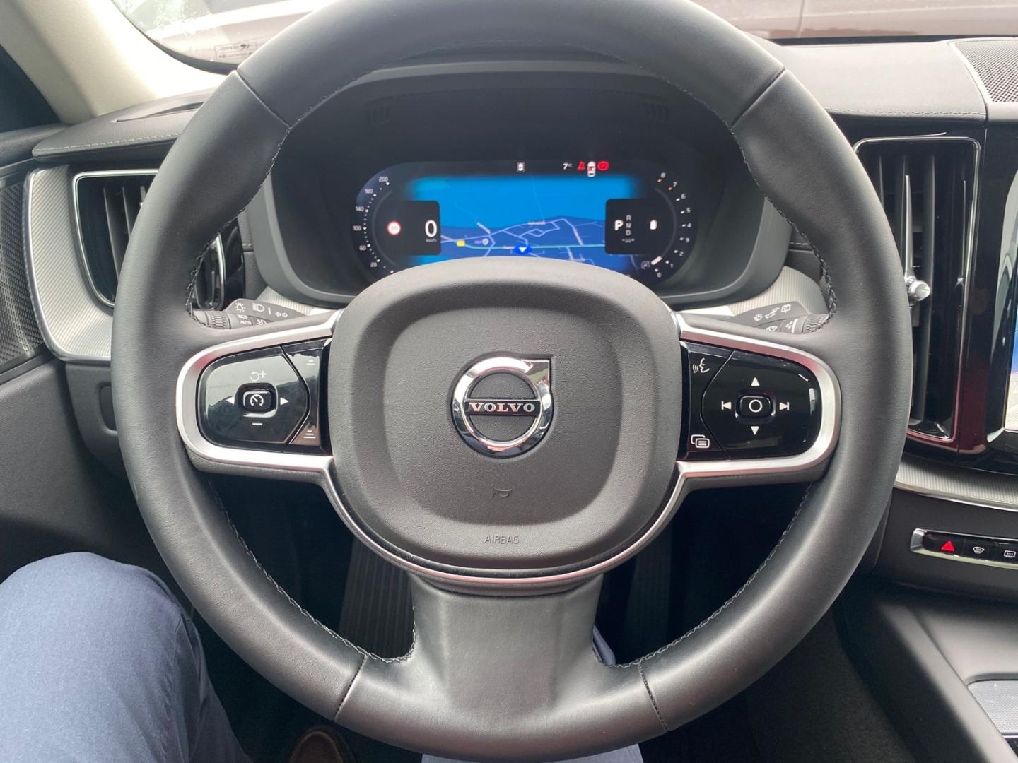 Volvo XC60 B5 Ultra Dark AWD MHEV Memory Sitze 360 Gra