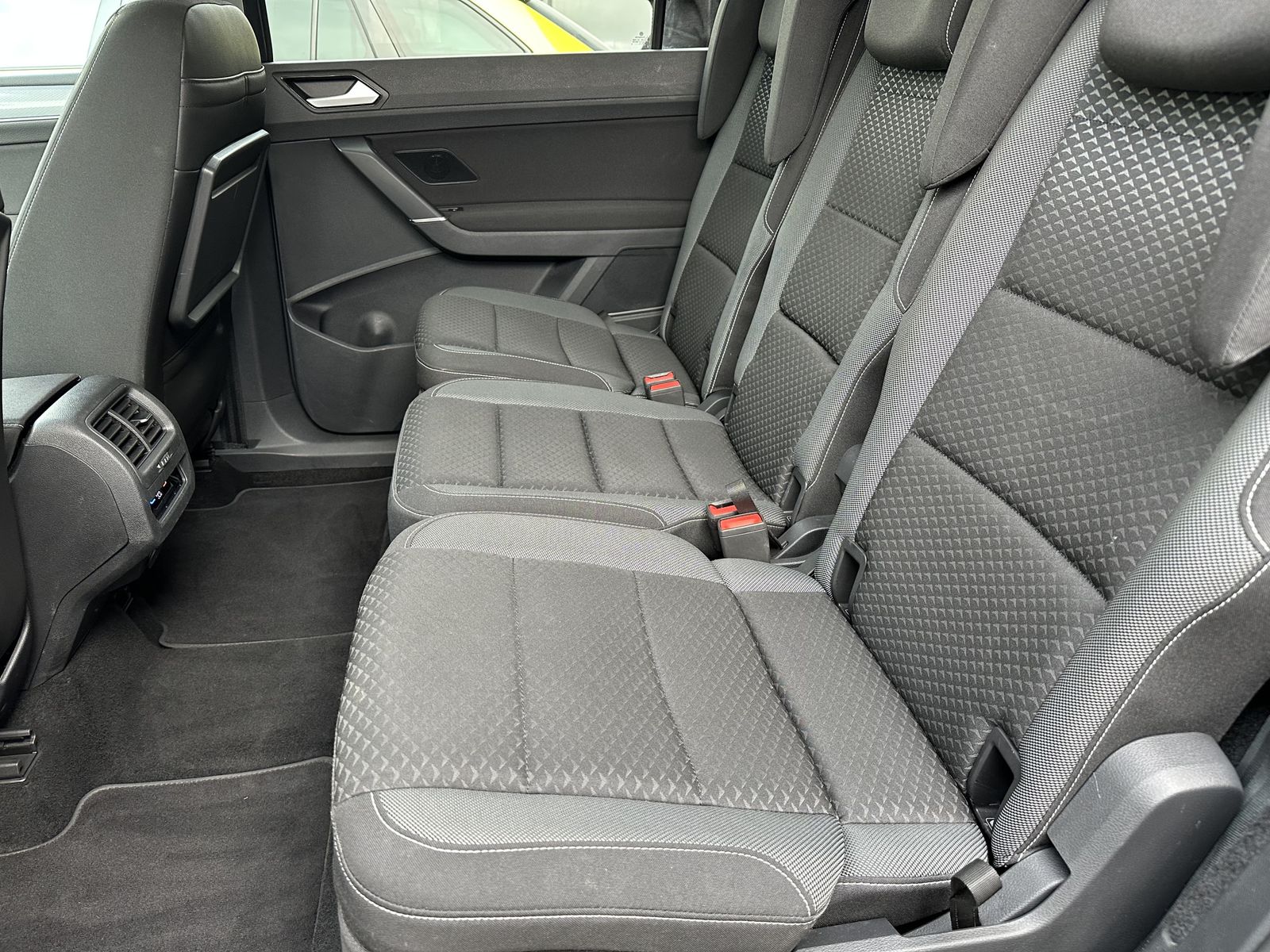 Fahrzeugabbildung Volkswagen Touran 2.0 TDI DSG ACTIVE NAV+LED+AHK+KAMERA+SHZ