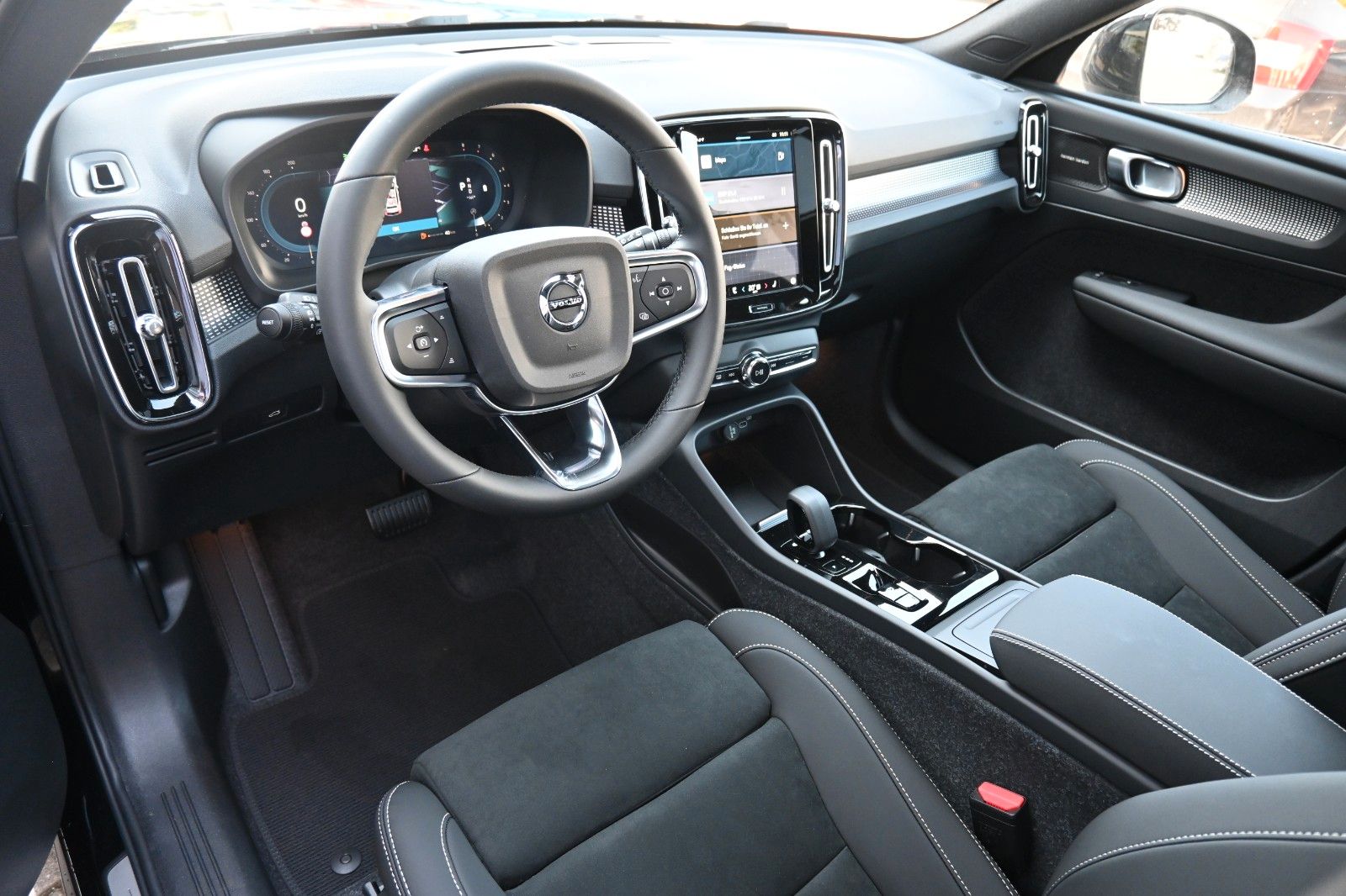 Fahrzeugabbildung Volvo XC40 B4 DKG Plus Black Edition*FSHZG*360°*ACC