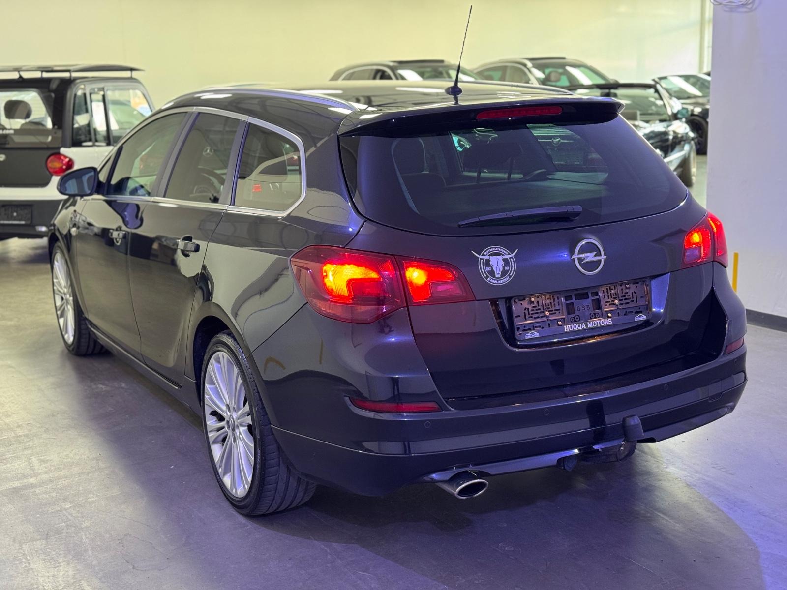 Opel Astra 2011 — interior
