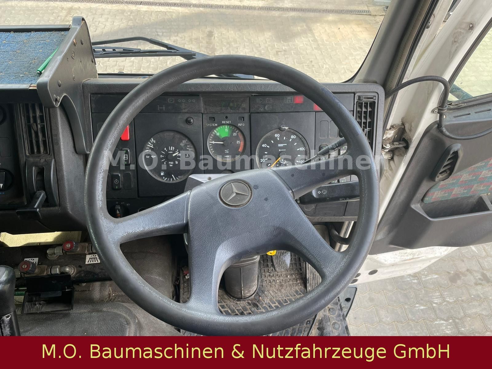 Fahrzeugabbildung Mercedes-Benz 1824 L / Kehrmaschine Schörling TA2 / 4x2 / AC