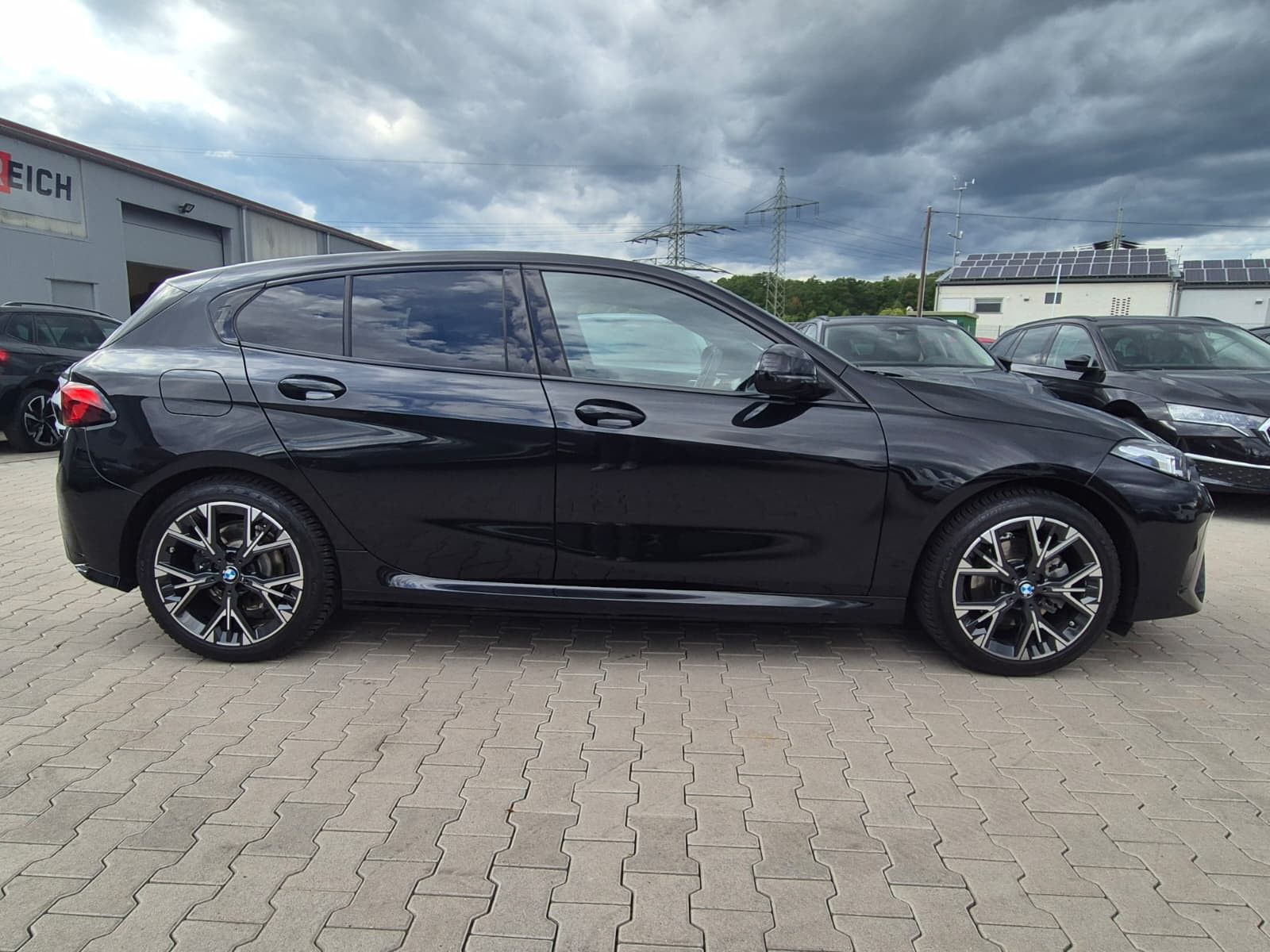 Fahrzeugabbildung BMW 120 i M Sport Adaptiv LED*PANO*AHK*M Alcantara