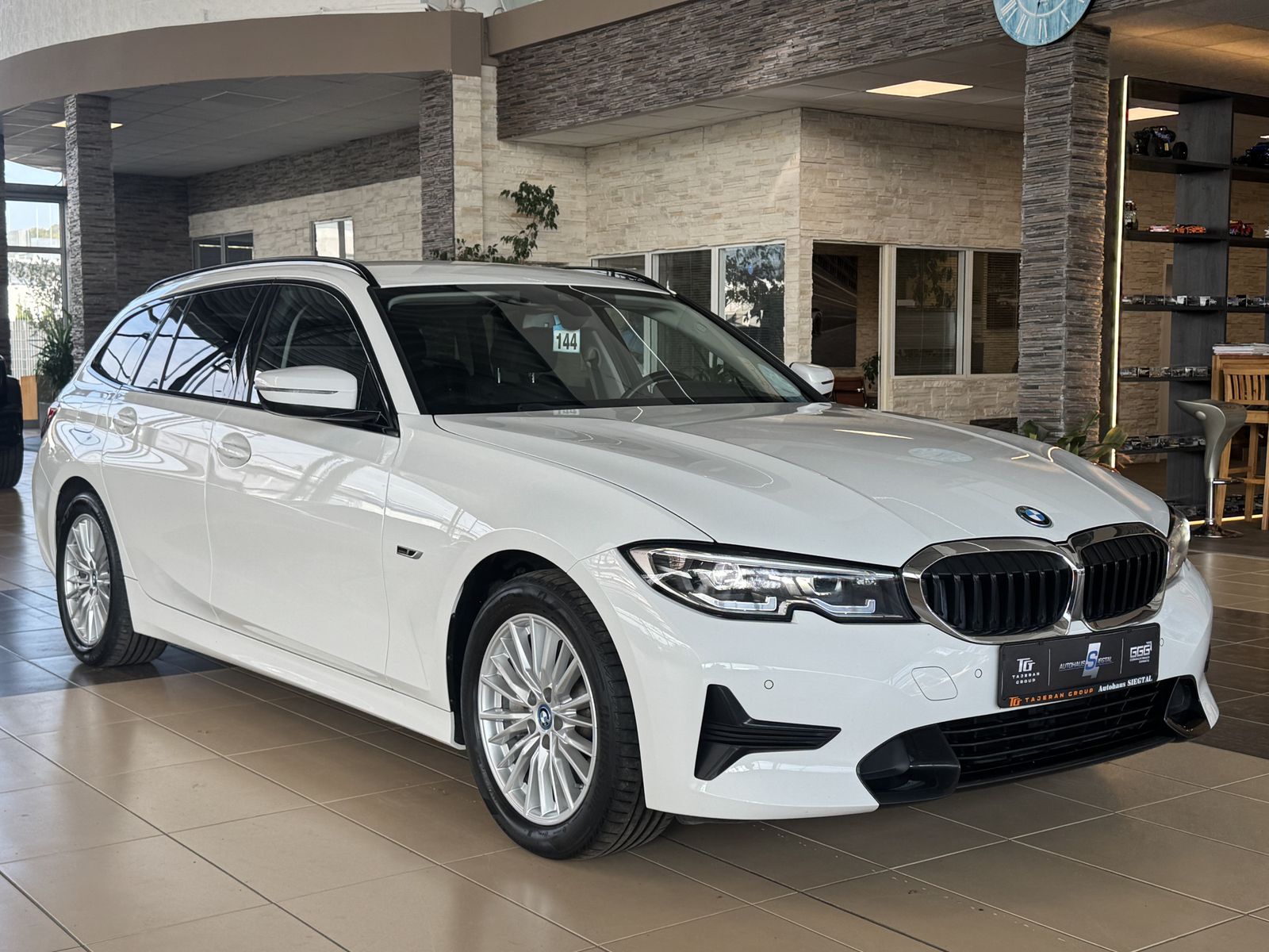 BMW 330 e Sport-Line Leder Ambiente Navi AHK LED SHZ