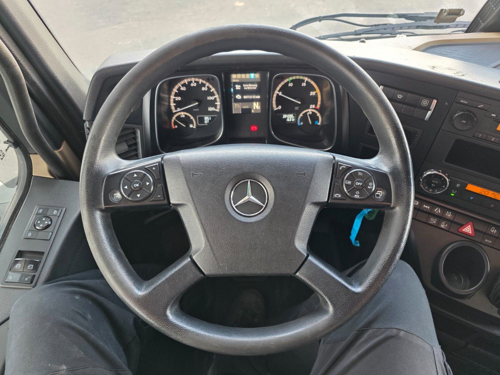 Fahrzeugabbildung Mercedes-Benz Actros 1851 LSnRL Hubsattelplatte Retarder