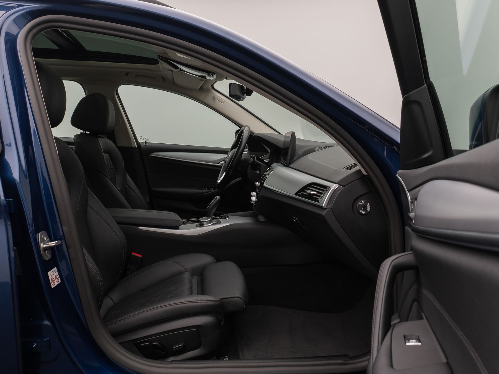 Fahrzeugabbildung BMW 530d Panorama Kamera HUD DAB Alarm AHK Sport