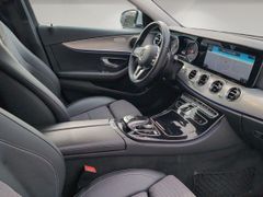 MERCEDES-BENZ E 220 d 4Matic /MultiBeam/Totwinkel+Spurhalte/