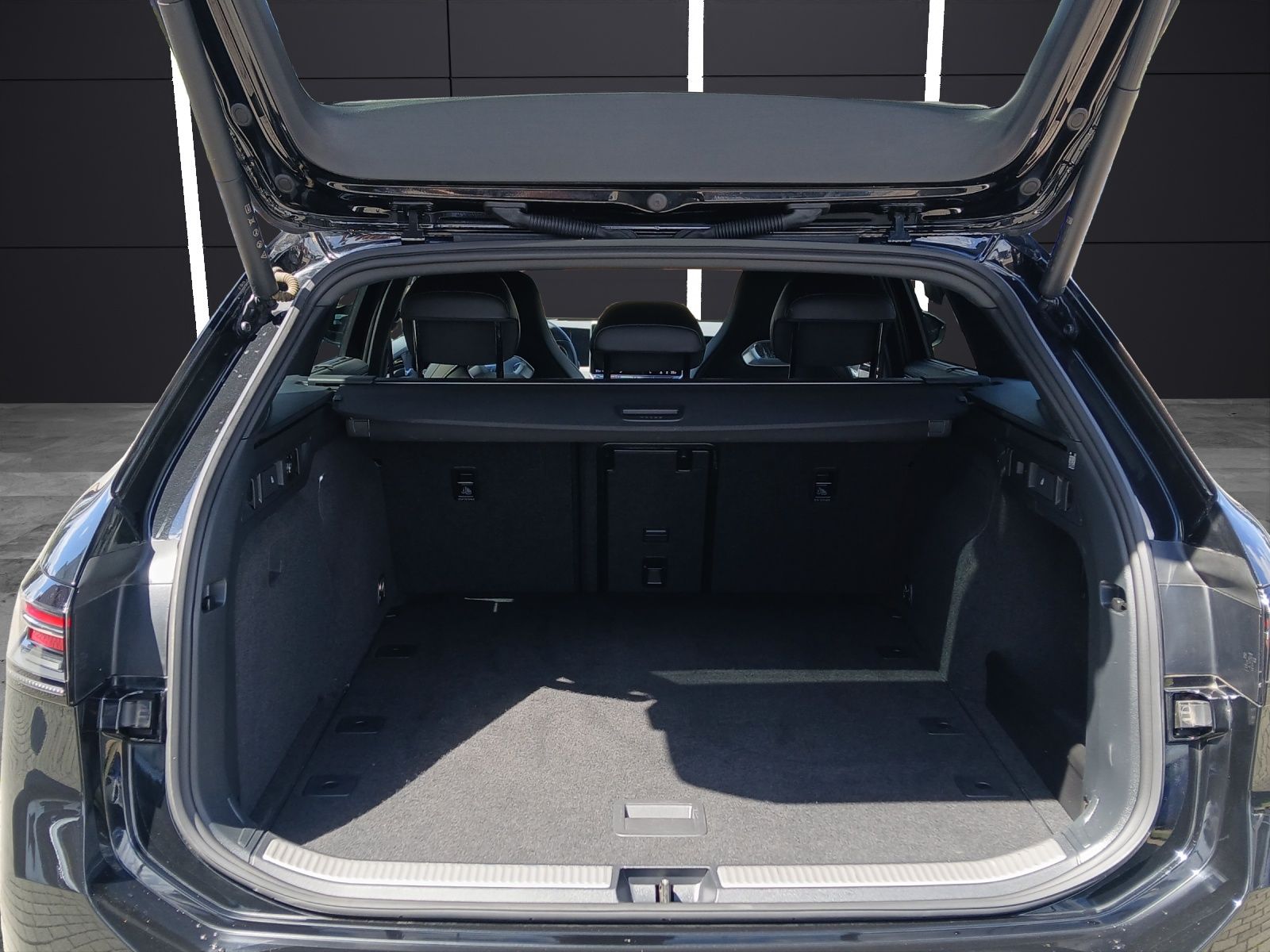 Fahrzeugabbildung Volkswagen Passat TDI R-Line Black Style Matrix AHK Navi AI