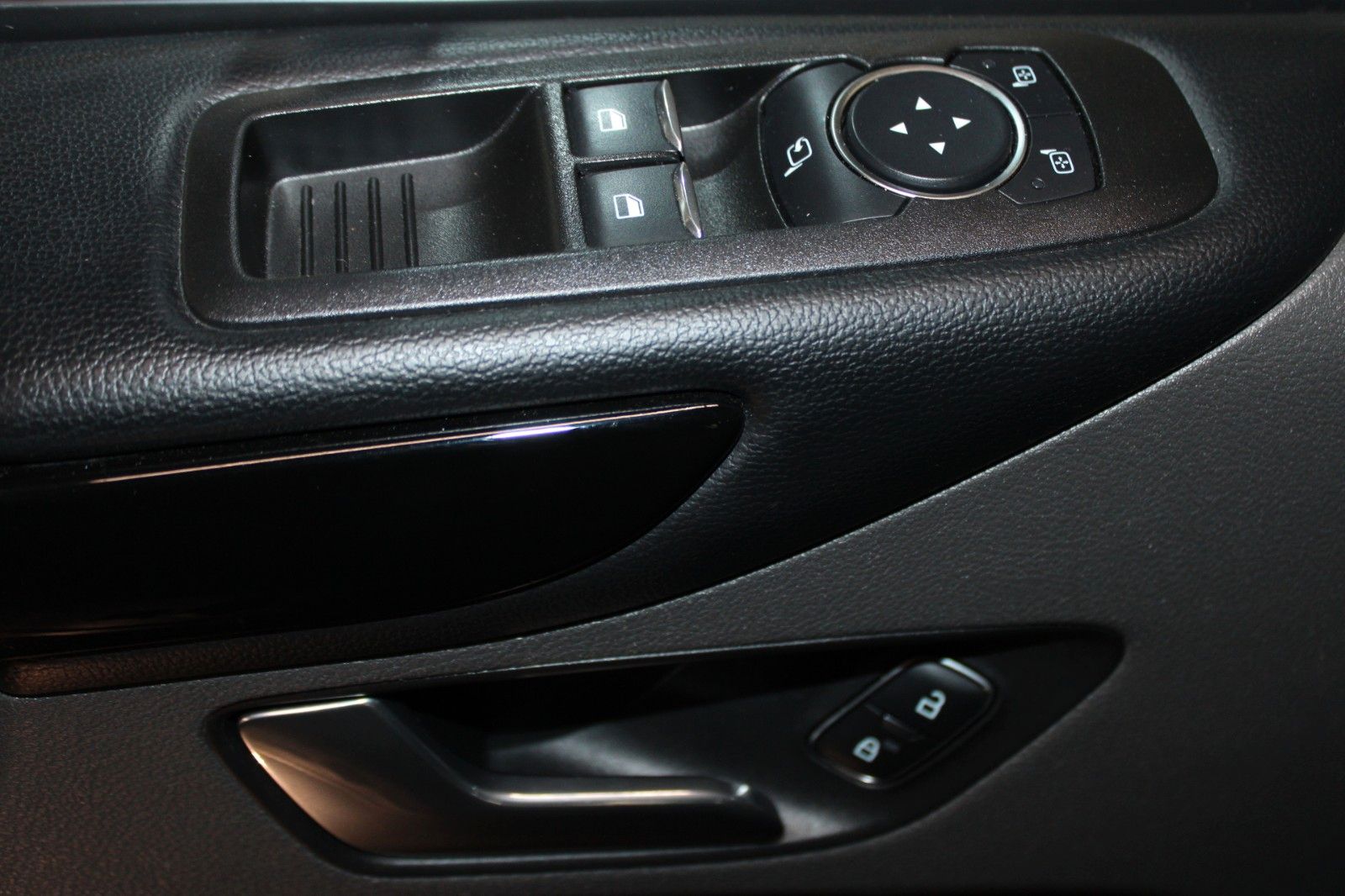 Fahrzeugabbildung Ford Tourneo Custom L2 Titanium X 8Si AHK STDHZ Leder