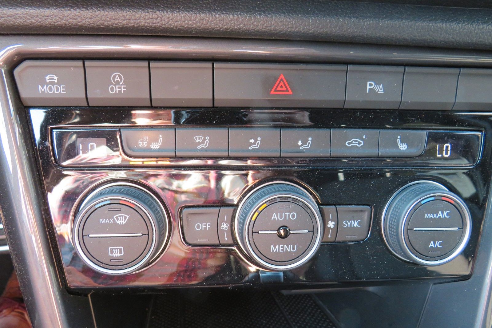 Fahrzeugabbildung Volkswagen T-Roc Sport ACC LED PDC NAVI DAB 1.HAND
