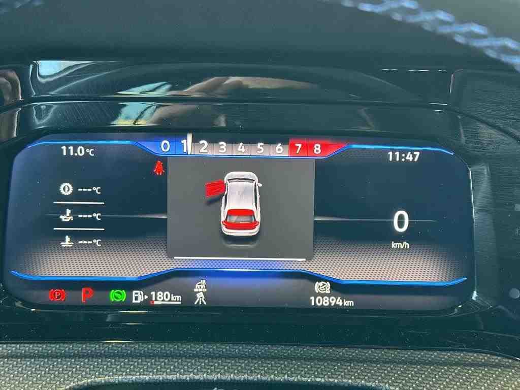 Fahrzeugabbildung Volkswagen Golf VIII R DSG 4M LEDplus Navi AID Pano Akra AC