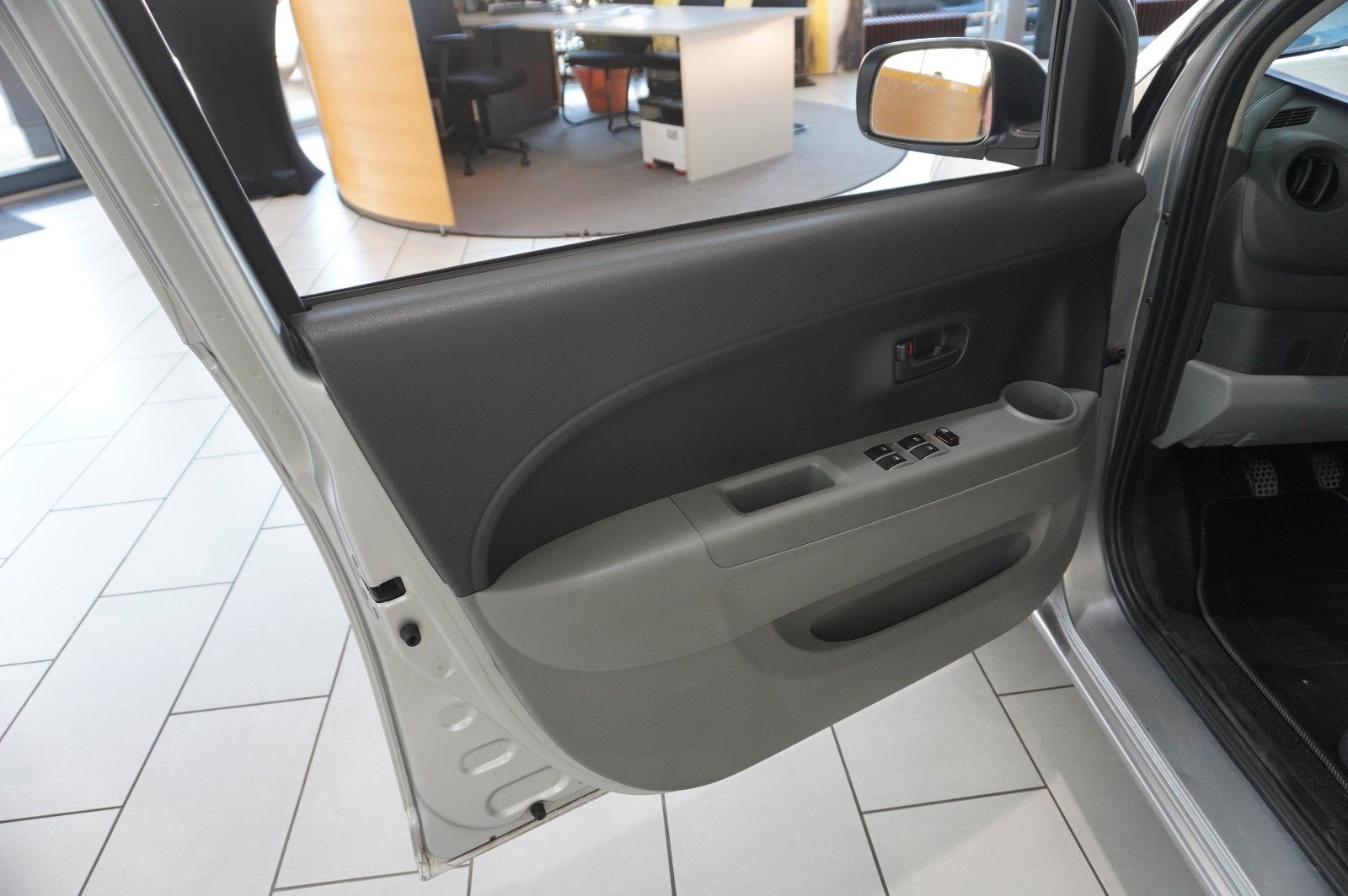 Fahrzeugabbildung Daihatsu Sirion 1.0 5-TÜR KLIMA/CD/AUX/8-FACH/TÜV