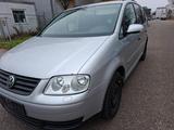 Volkswagen Touran 1.6 Conceptline - Volkswagen Touran mit Benzin-Antrieb: Kleinbus, 1.6