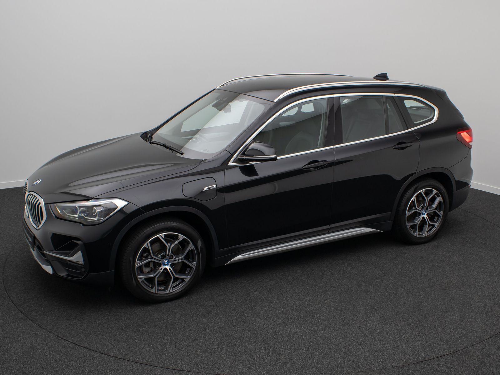 Fahrzeugabbildung BMW X1 xD25e xLine HUD DAB Parkassist Komfort Alarm