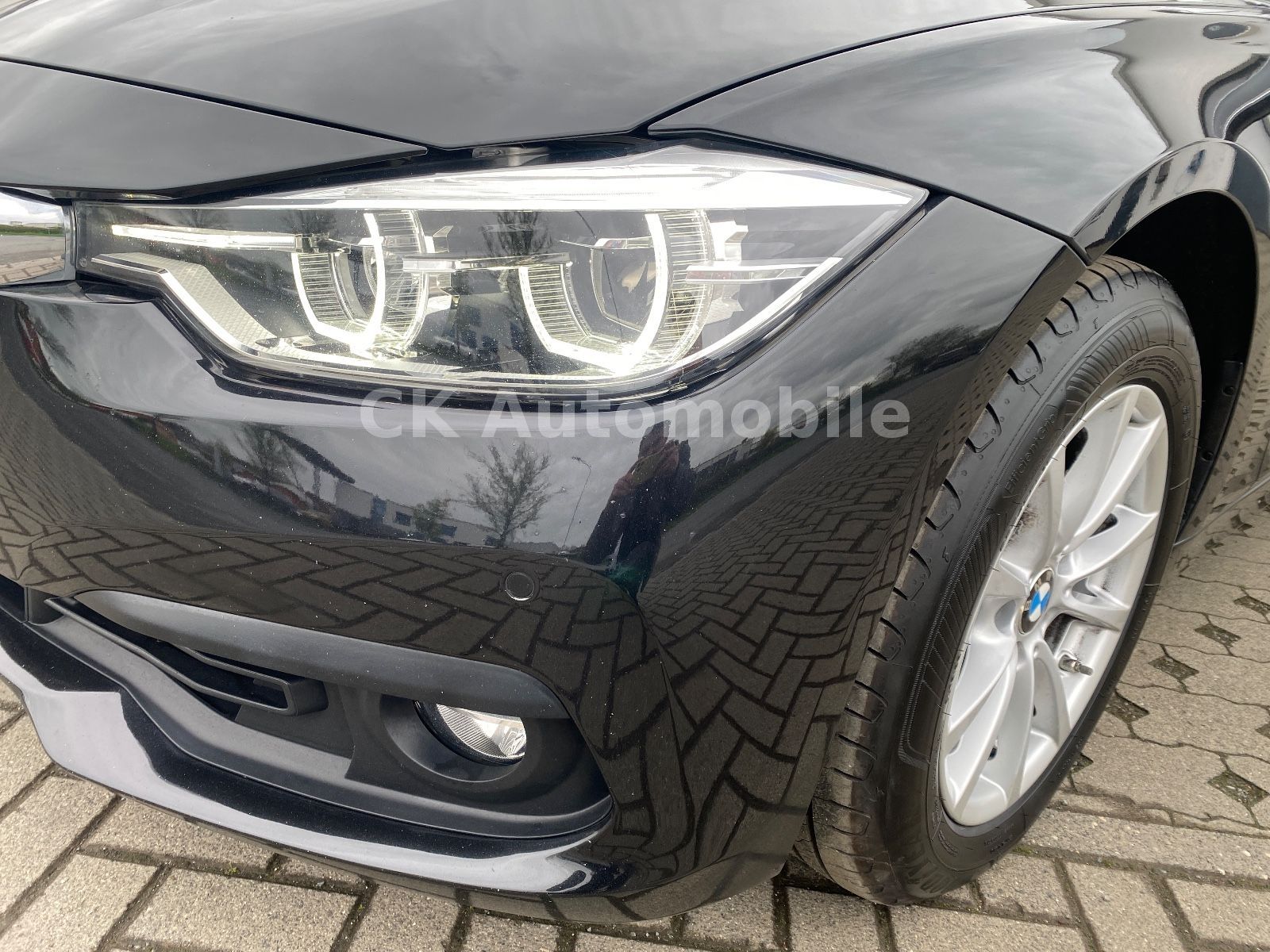 Fahrzeugabbildung BMW 320 I Touring Advantage Automatik/Navi/LED/PDC