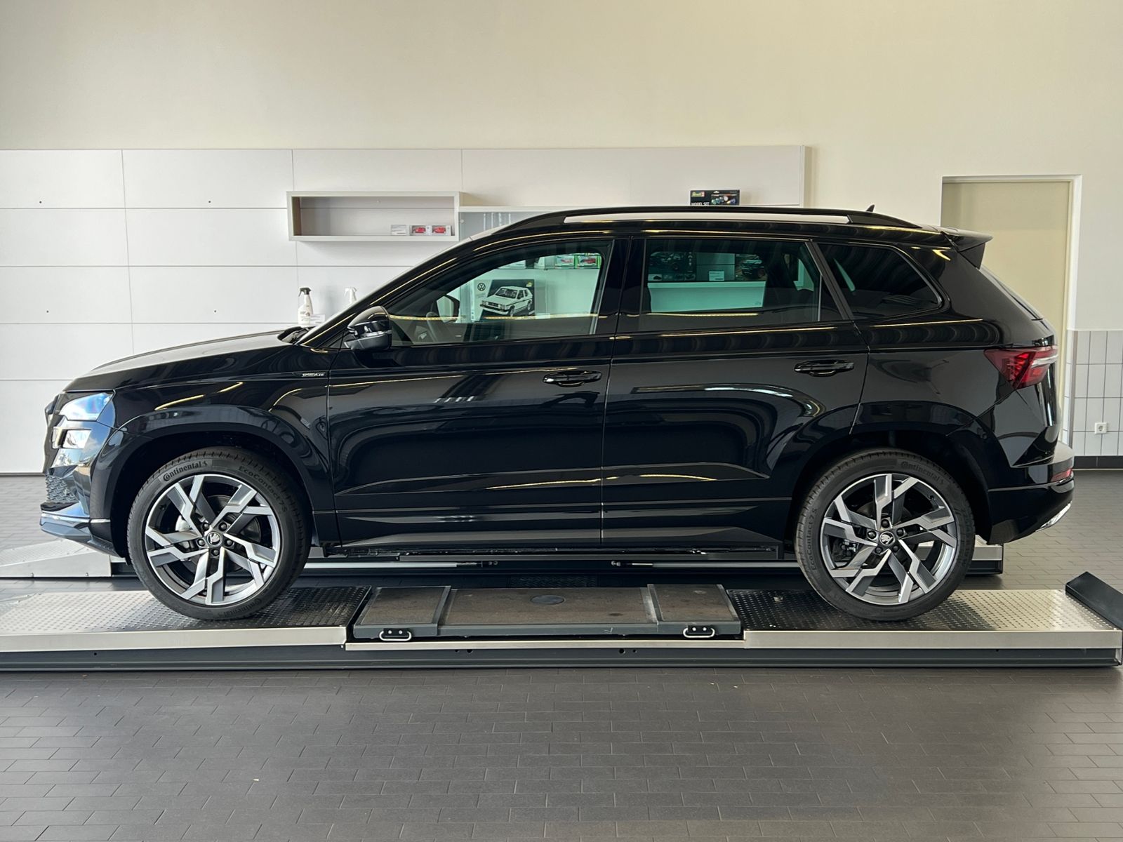 Fahrzeugabbildung SKODA Karoq Sportline 2.0 TSI 4x4 DSG *CANTON, AHK, 19