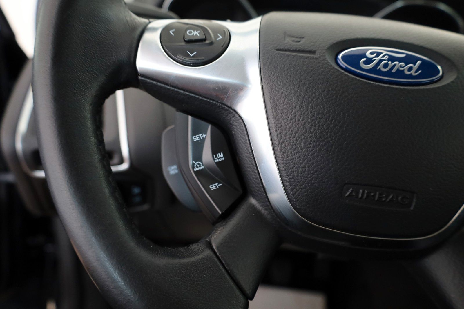 Fahrzeugabbildung Ford Focus Lim. Titanium Easy-Driver-Paket,Allwetter
