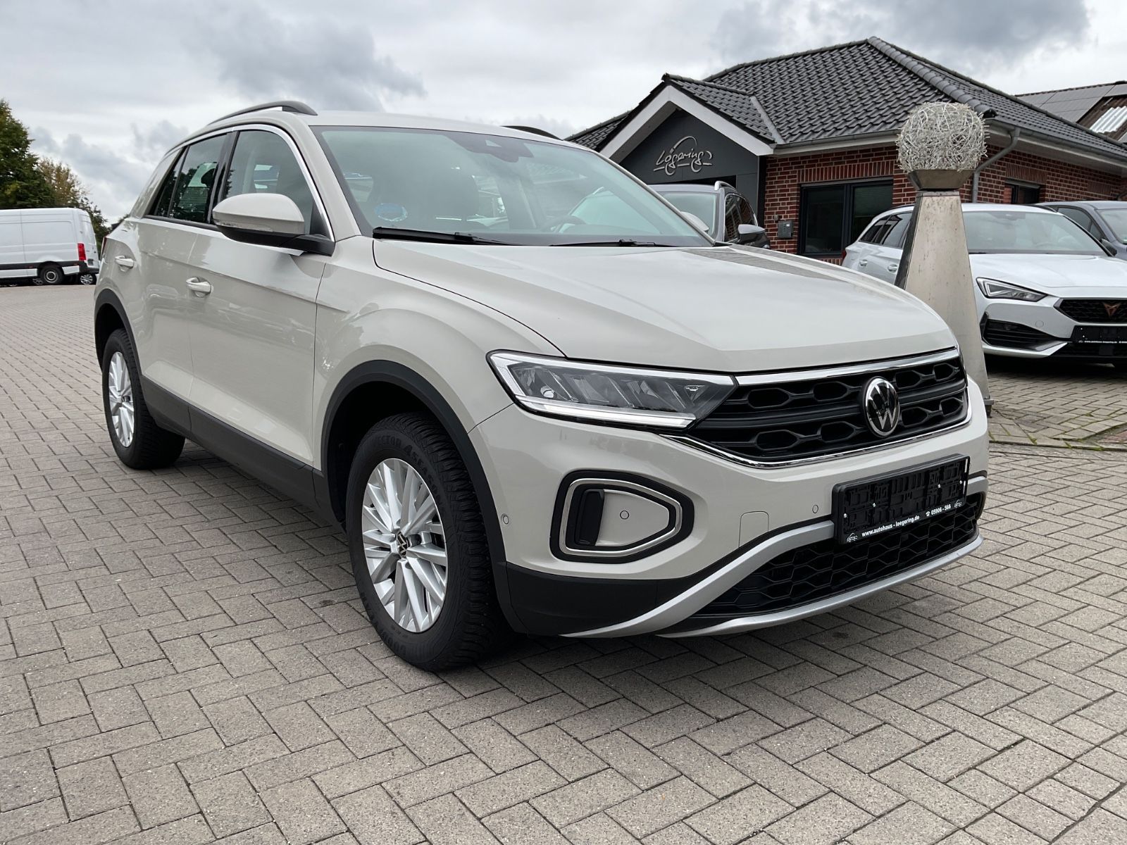 Fahrzeugabbildung Volkswagen T-Roc 1.5 TSI DSG Life,AHK,Navi,LED,AppConnect