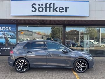 Fotografie VW Golf VIII Style 1.5 eTSI DSG Navi RearView Stand