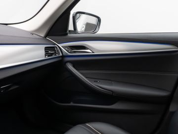 Fahrzeugabbildung BMW 520d Luxury Line Kamera HUD DAB AHK Alarm 19Zoll