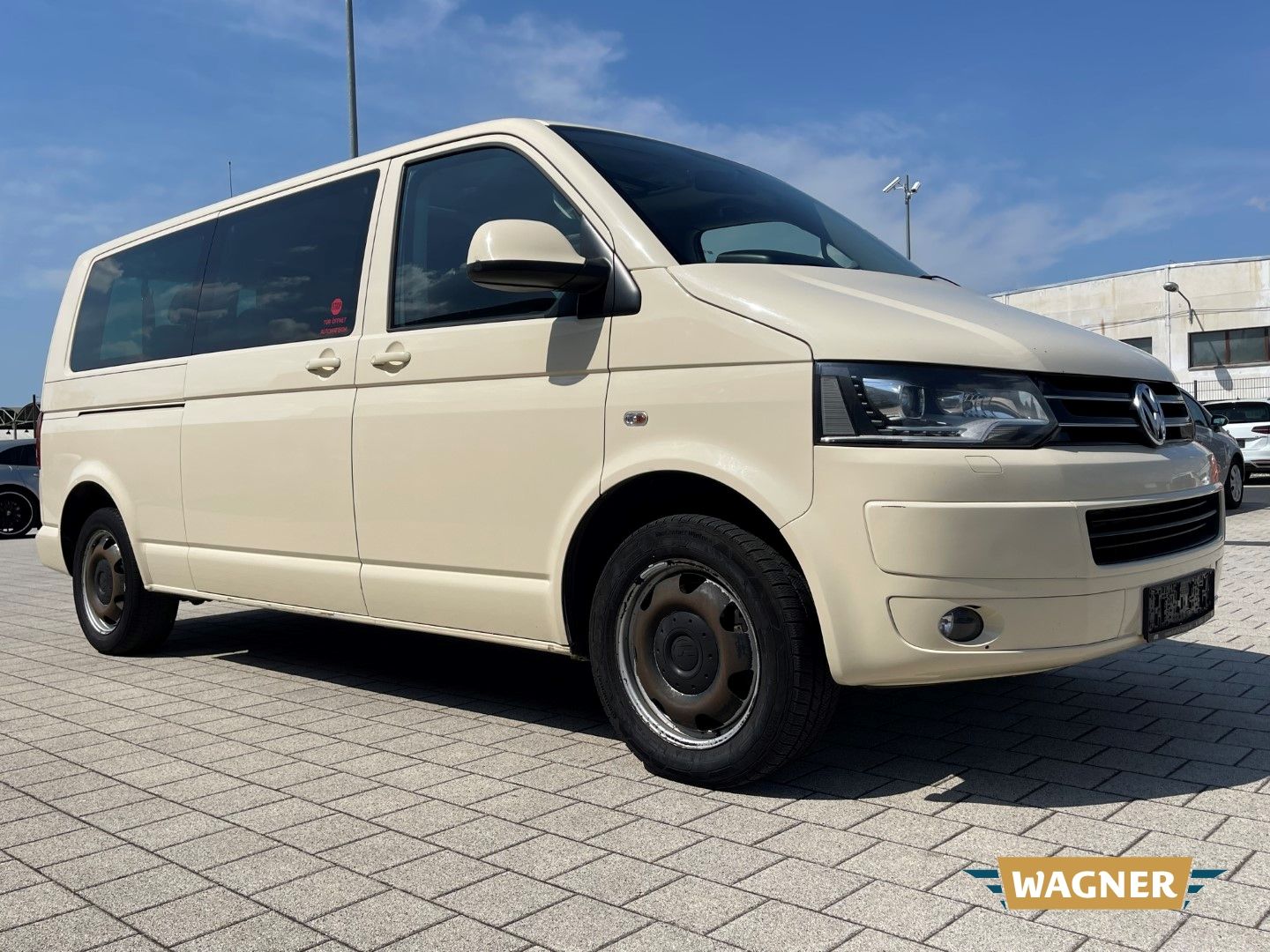 Fahrzeugabbildung Volkswagen T5 Caravelle Comfortline lang 2.0 BiTDI 9-Sitzer