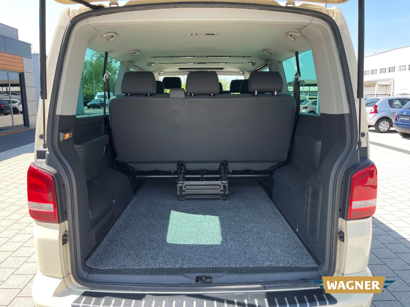 Fahrzeugabbildung Volkswagen T5 Caravelle Comfortline lang 2.0 BiTDI 9-Sitzer
