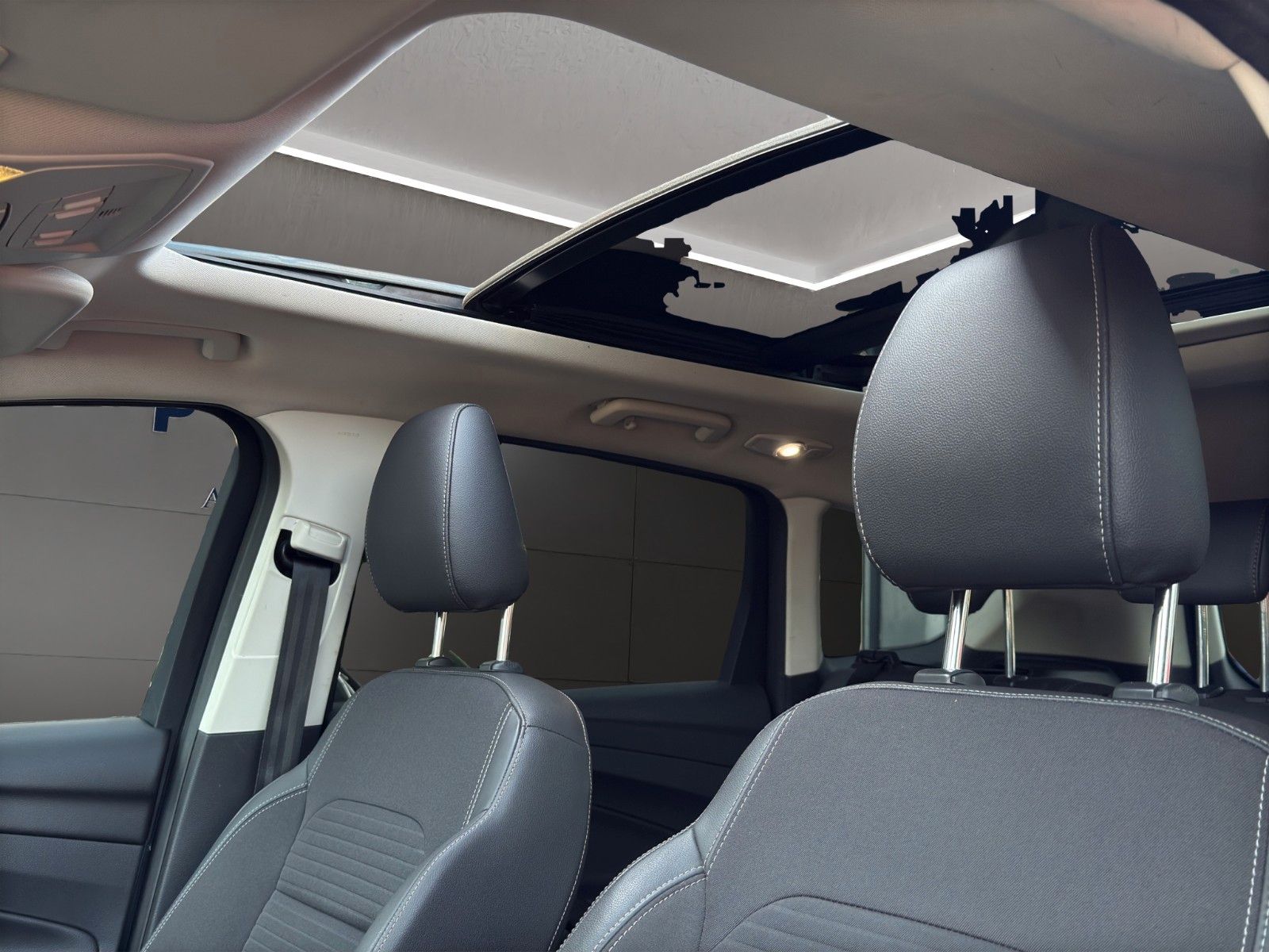 Fahrzeugabbildung Ford Kuga Titanium*Bhz-Lenkrad*RFK*ACC*Pano*Bi-Xenon*