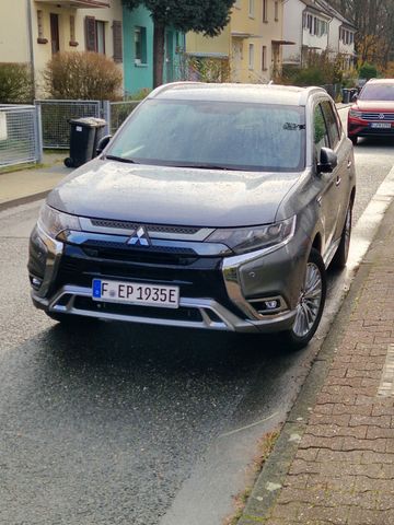 Mitsubishi Outlander 2.4 MIVEC PLUG-IN HYBRID 4WD Plus ...