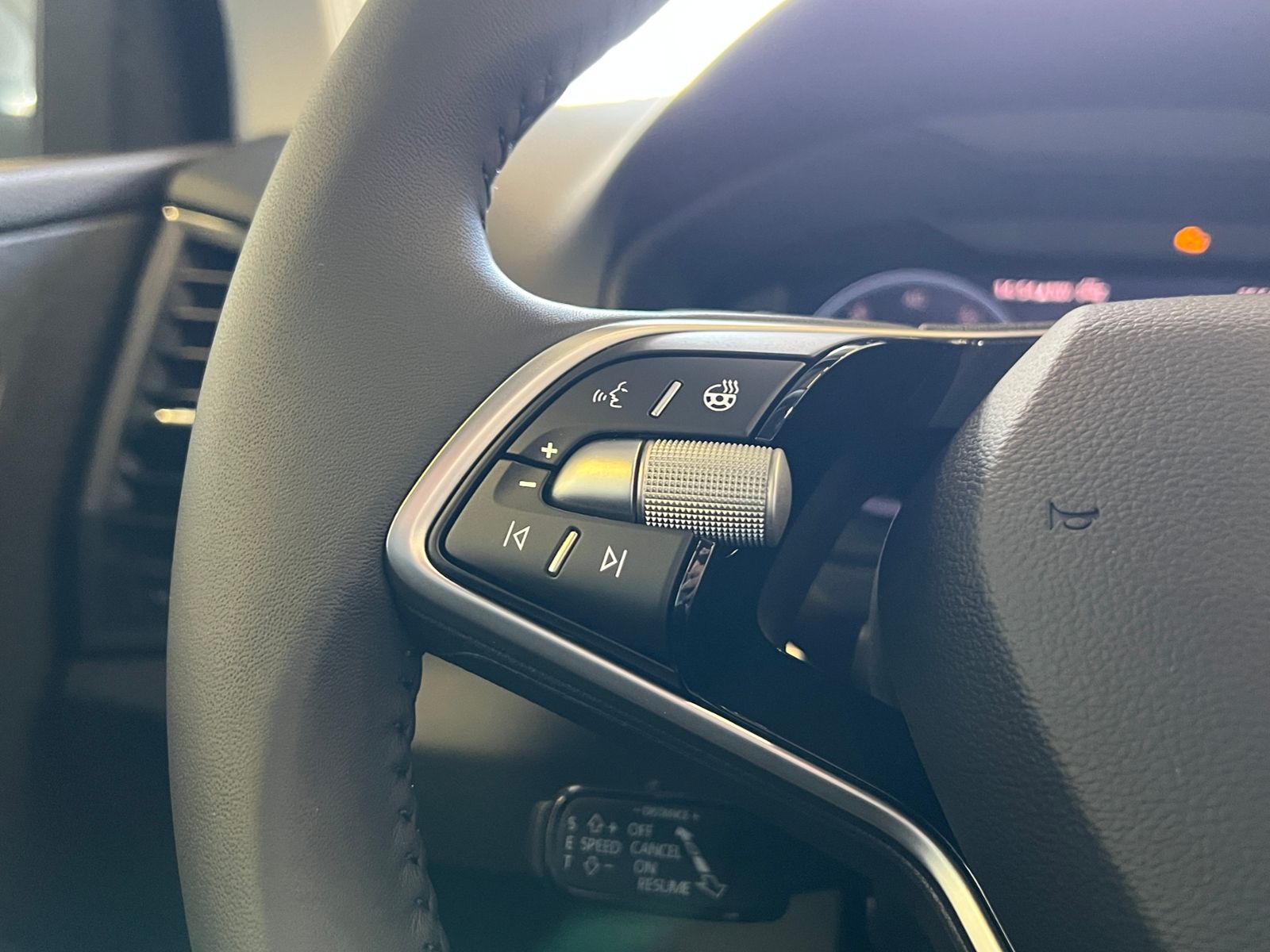 Fahrzeugabbildung SKODA Karoq DRIVE 1.5 TSI DSG *AHK, ACC, LED, Virtual