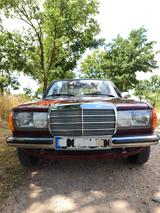 Mercedes-Benz 230 E - rote Mercedes-Benz 230