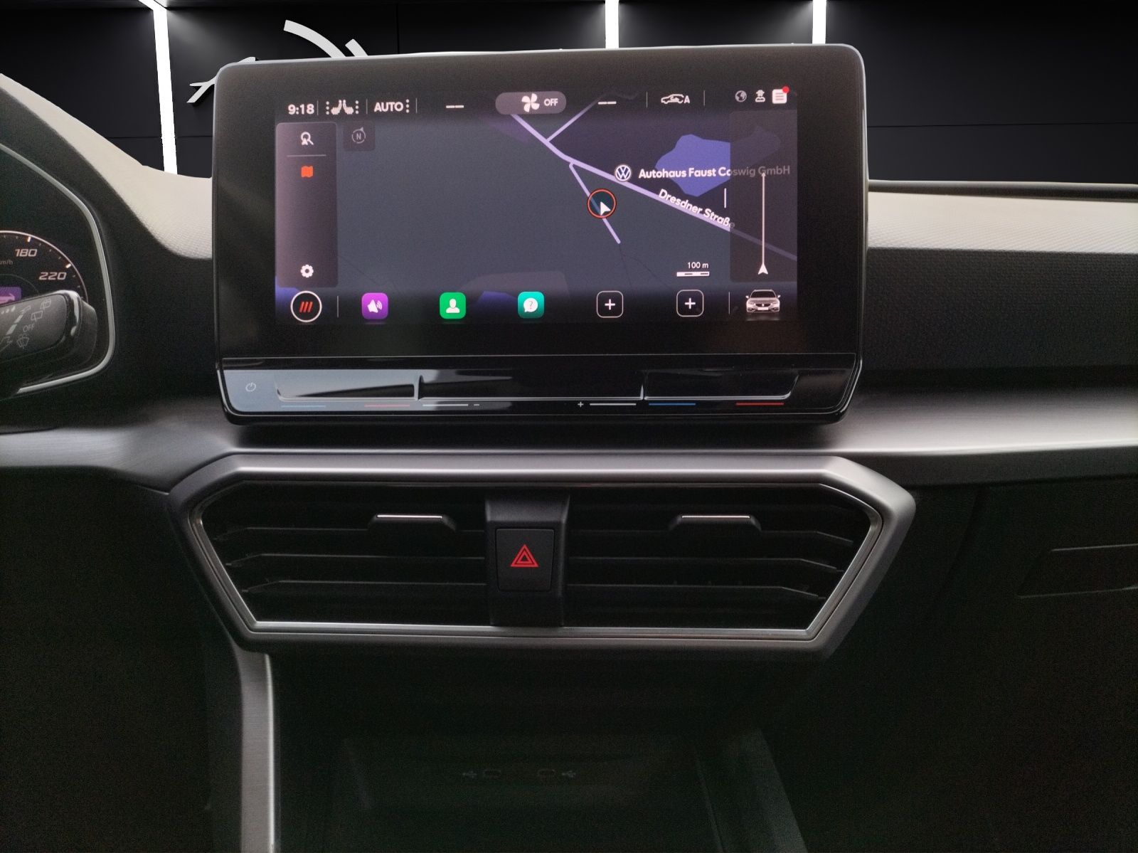 Fahrzeugabbildung SEAT Leon ST eTSI FR-Line DSG LED AHK Navi ACC Park-A