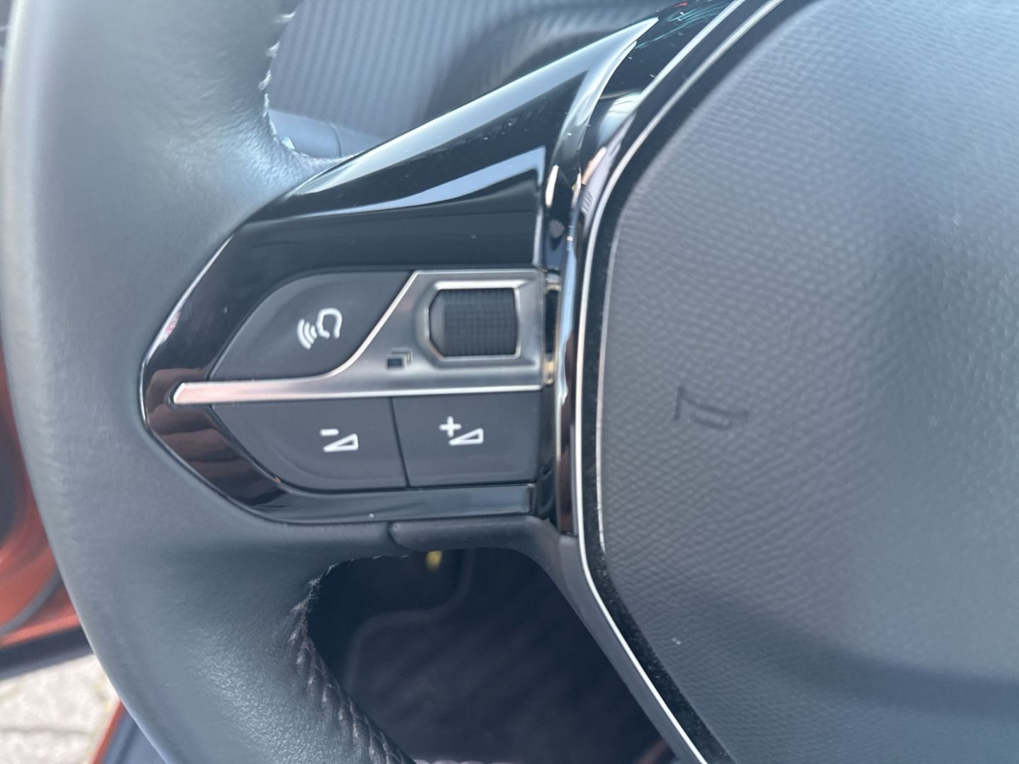 Fahrzeugabbildung Peugeot 2008 e- Active Klimaautom Fahrerprofil DAB Spurh