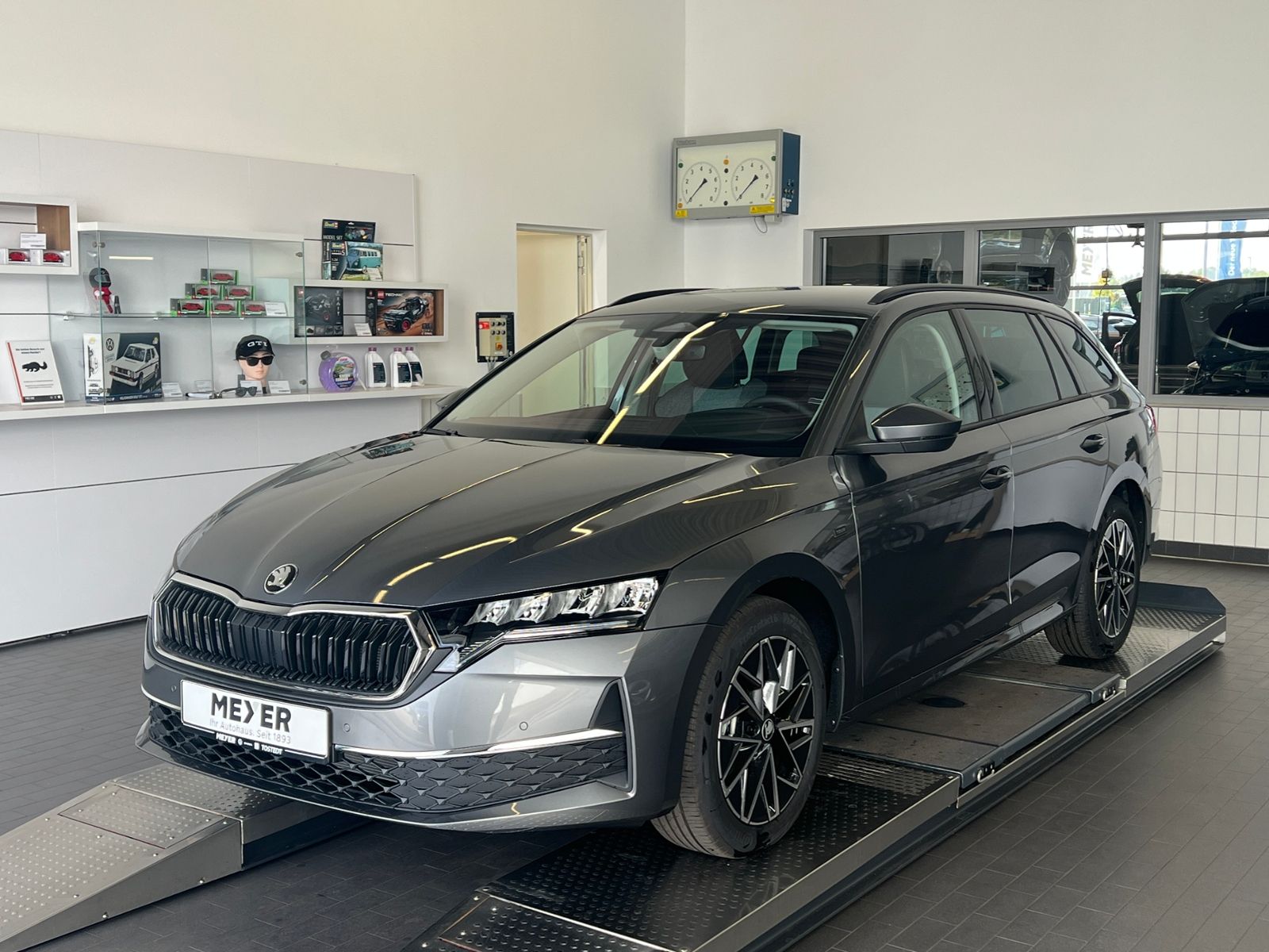 Fahrzeugabbildung SKODA Octavia Combi Tour 2.0 TDI DSG *AHK, LED, ACC, K