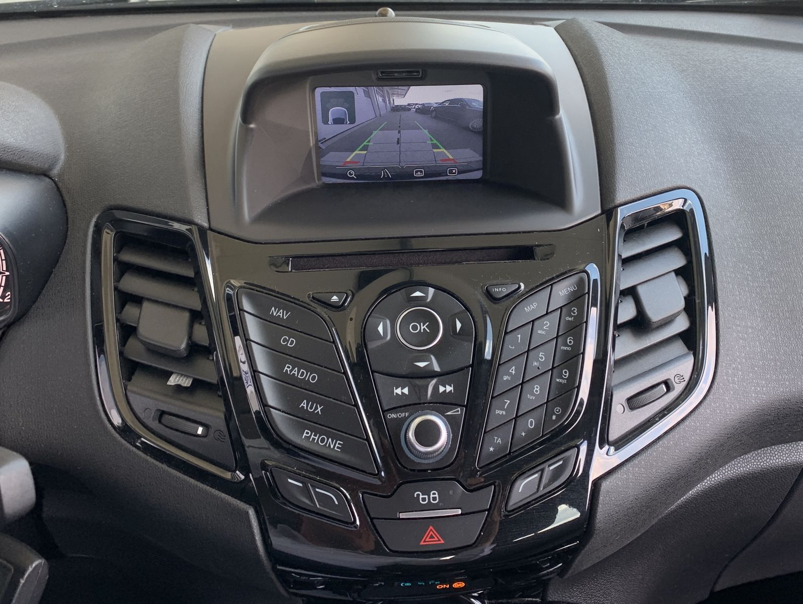 Fahrzeugabbildung Ford Fiesta 1.0 Titanium*AHK*Cam*SHZ*Navi*Klima*
