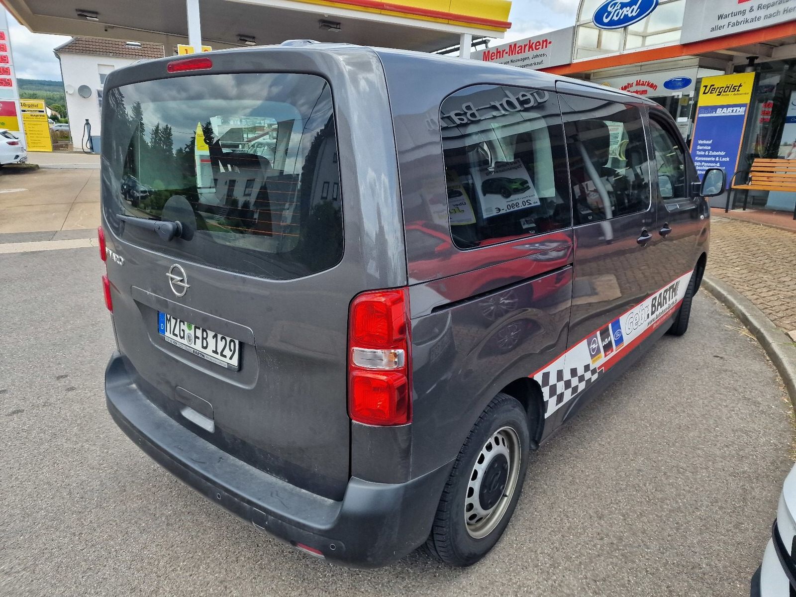 Fahrzeugabbildung Opel Vivaro Kombi M (L2)Navi,PDC,Klima v+h,9-Sitze
