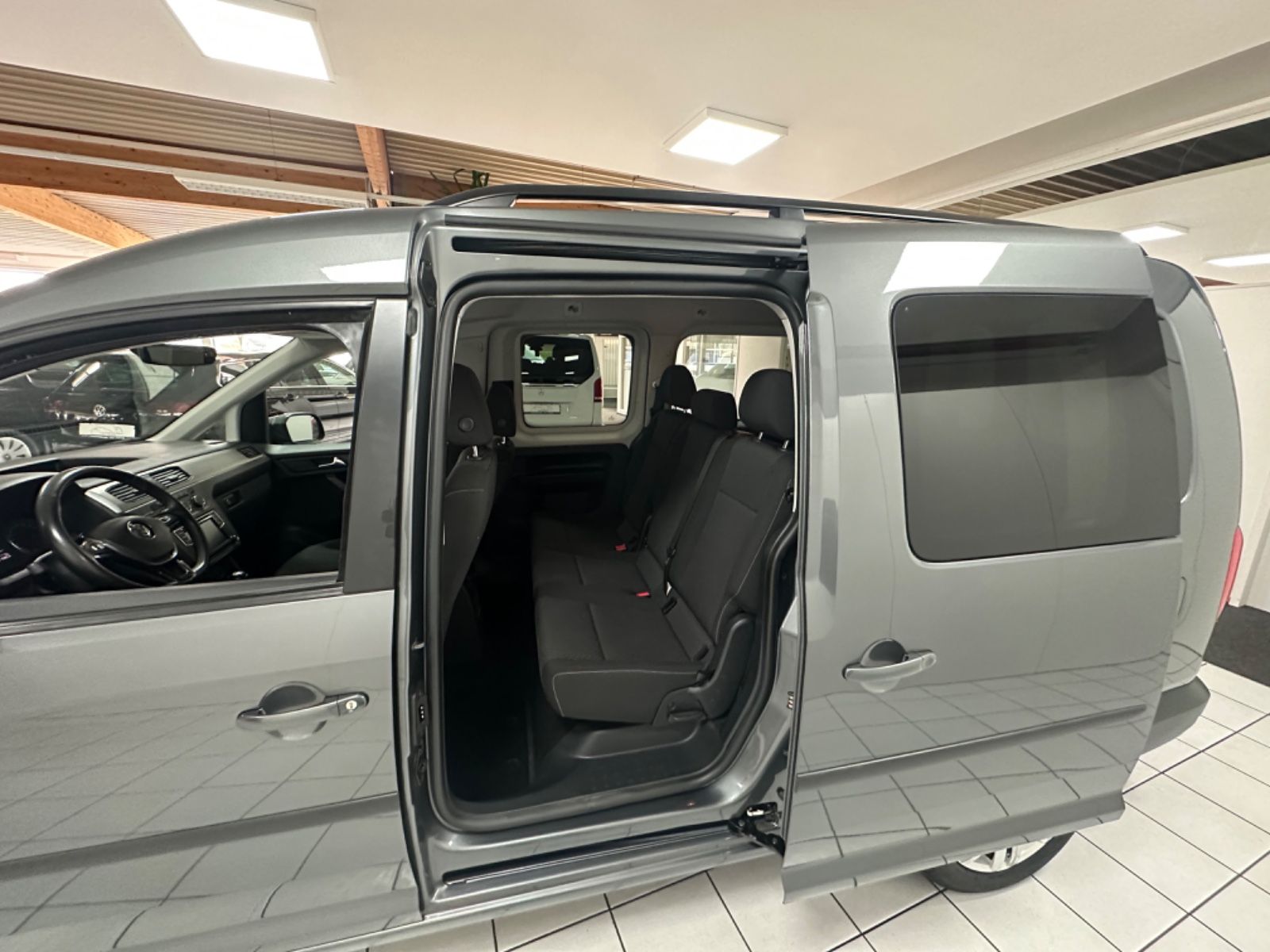 Fahrzeugabbildung Volkswagen Caddy PKW Maxi Trendline BMT *110KW, AHK*