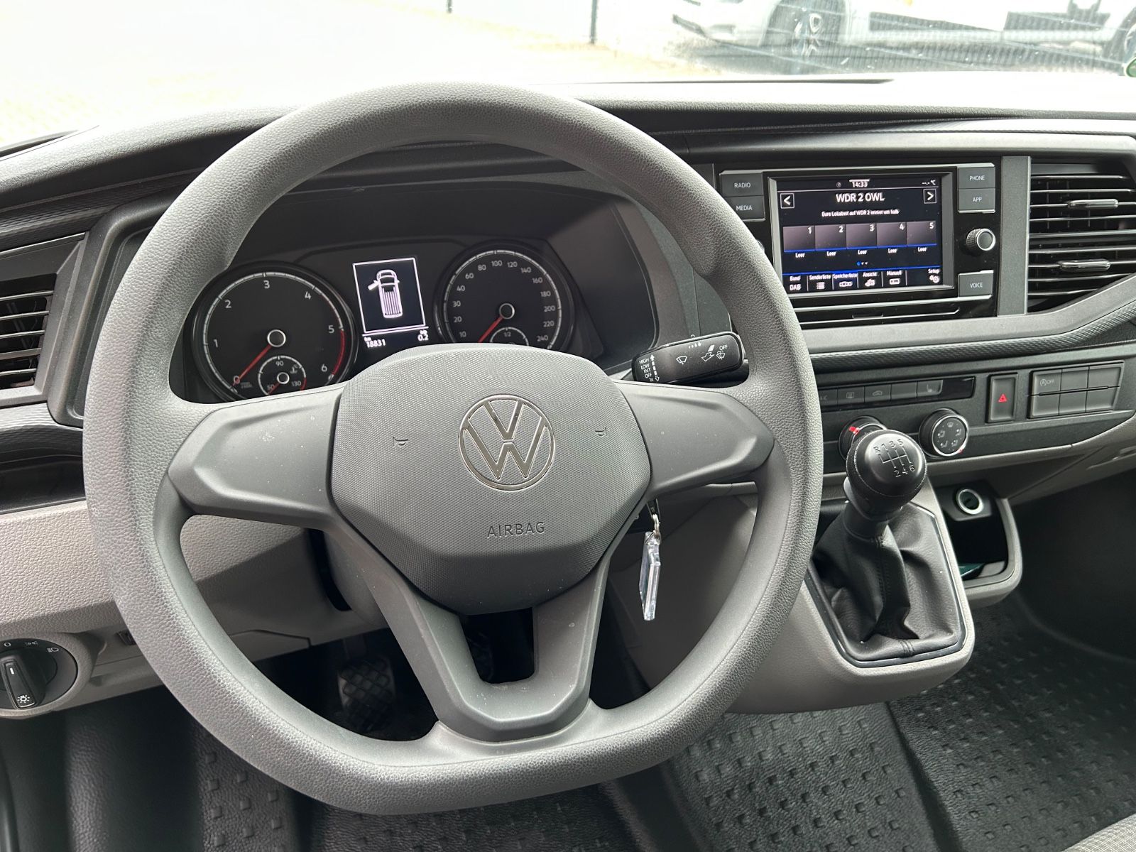 Fahrzeugabbildung Volkswagen T6.1 Kombi LR Klima Komfort Paket 9 Sitzer