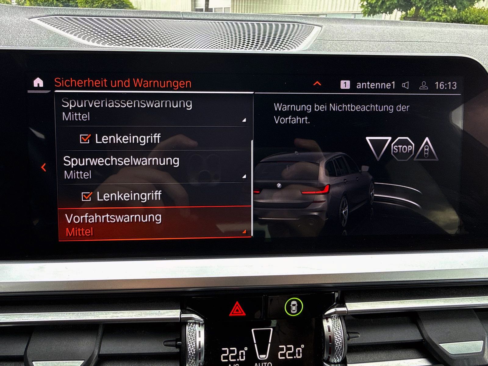 Fahrzeugabbildung BMW 330i Touring M-Sport ACC NAV HUD 360° PDC Laser