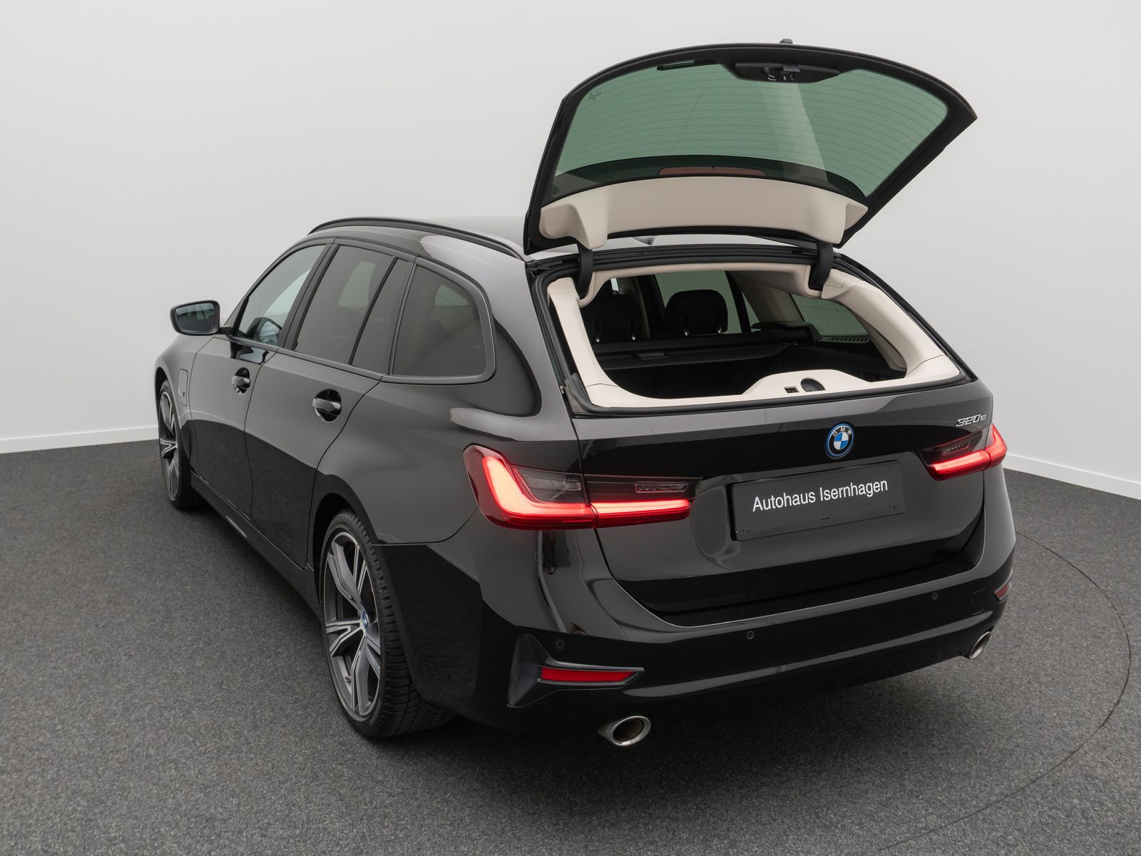 Fahrzeugabbildung BMW 320e Alarm DAB PDC GeschwindigReg Cockpit 19Zoll