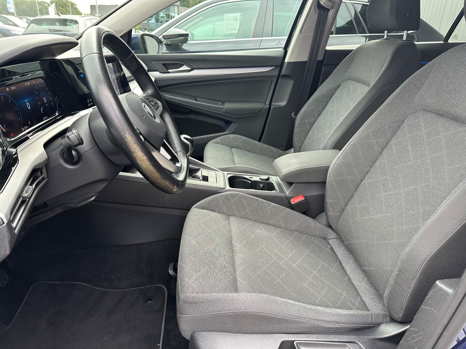 Fahrzeugabbildung Volkswagen Golf Variant 2.0 TDI Life NAV+LED+ACC+PP+SHZ
