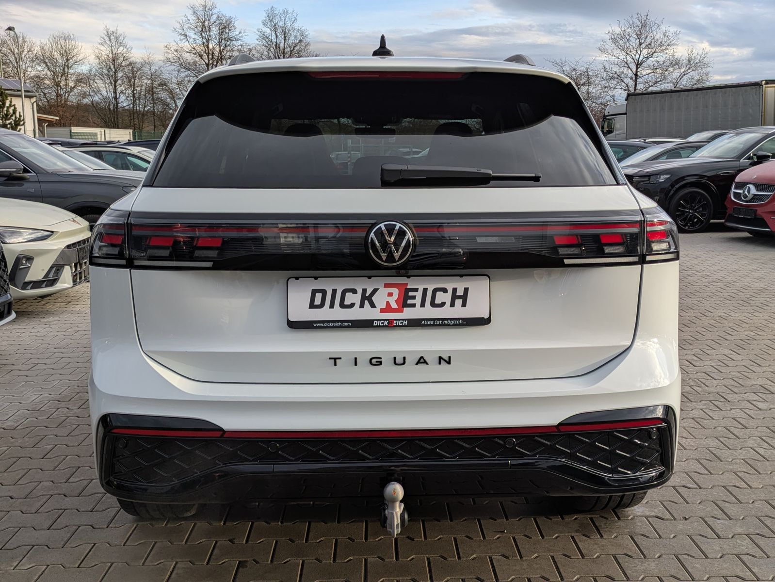 Fahrzeugabbildung Volkswagen Tiguan 2.0 TDI 4M R-Line PANO*H&K*AHK*MATRIX*20"