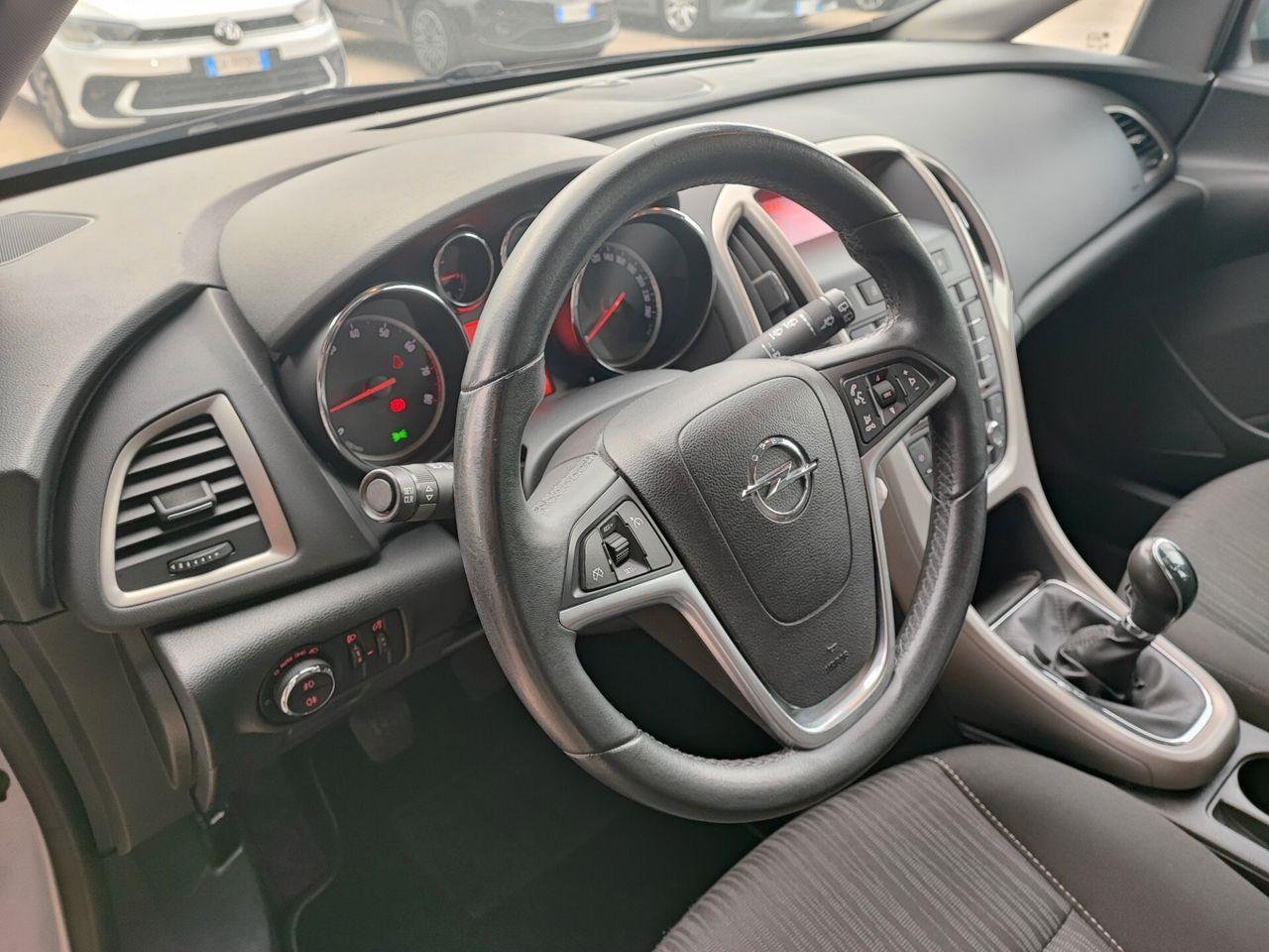 Opel Astra 2011 — photo 9