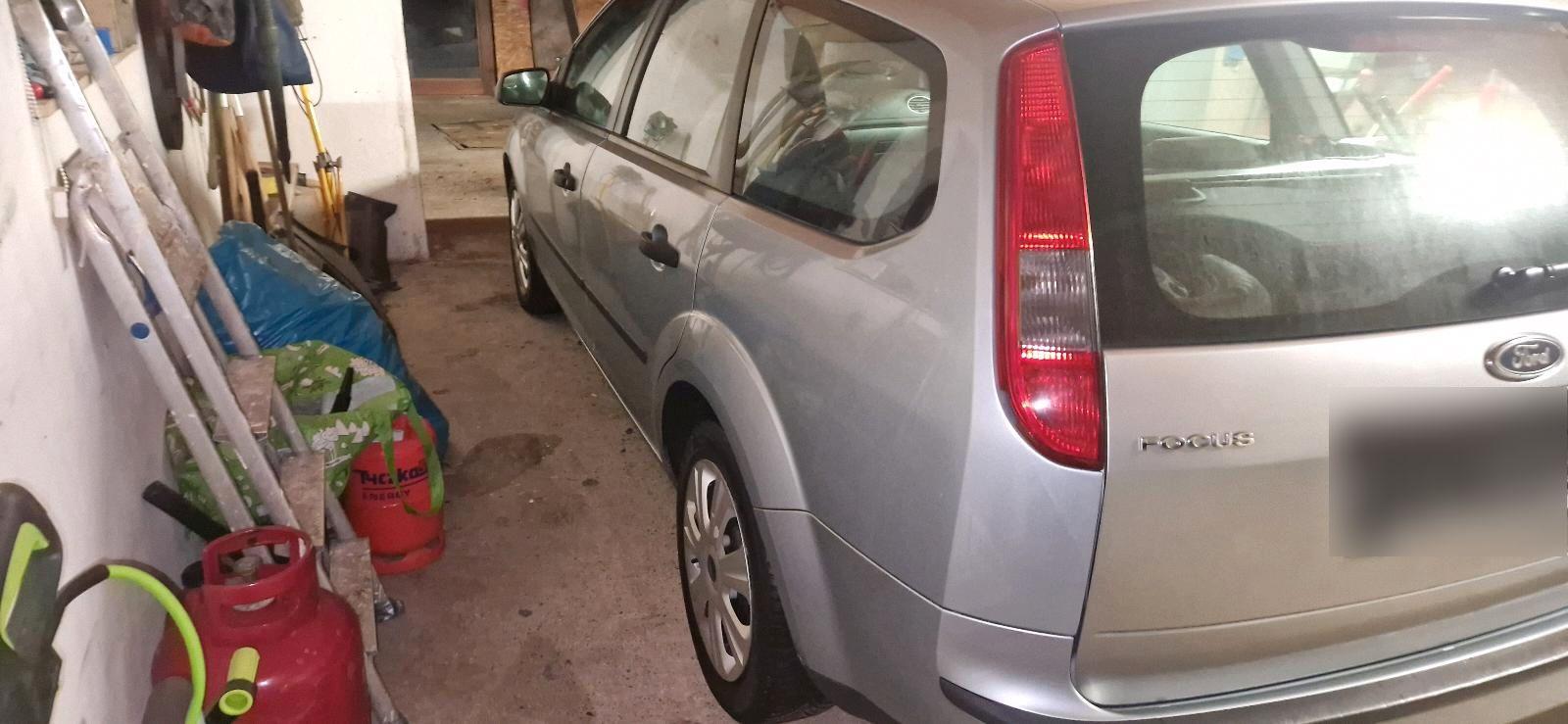 Ford Focus 2004 — rear view