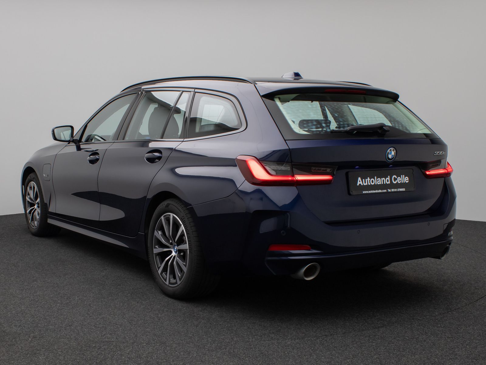 Fahrzeugabbildung BMW 330e Individual DAB HiFi Fernlichtassist PDC LED